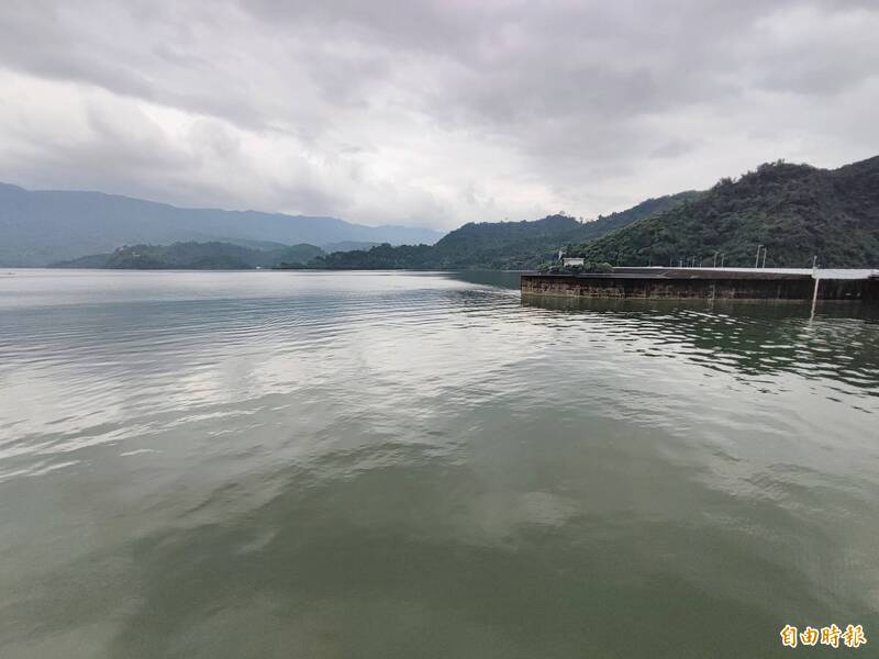 曾文水庫難得冬雨進帳，持續滿水位。（記者吳俊鋒攝）