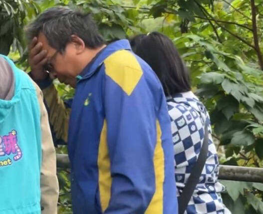 楊父時而扶著額頭，時而搓揉雙手喊加油。（民眾提供）