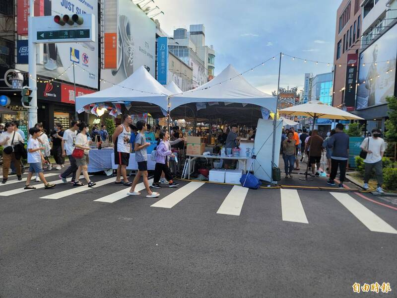 屏東市恢復舉辦新春市集，近200個攤位將聚集永福路。（資料照，記者葉永騫攝）