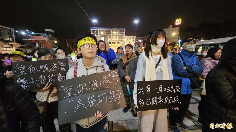 彰化青鳥冬季照路行動在彰化火車站前廣場登場，民眾用實際行動來表達聲音。（記者劉曉欣攝）