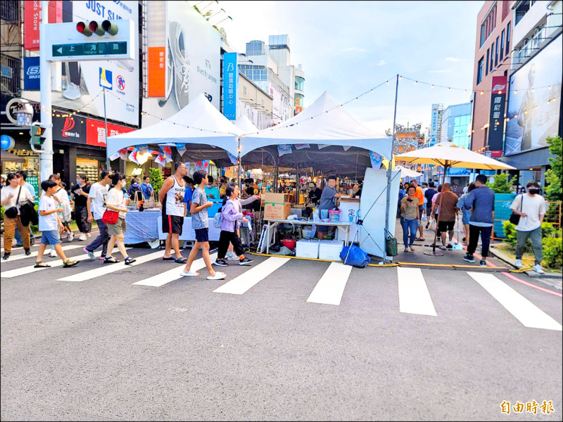 屏東市永福路設攤能吸引大批的人潮。（記者葉永騫攝）