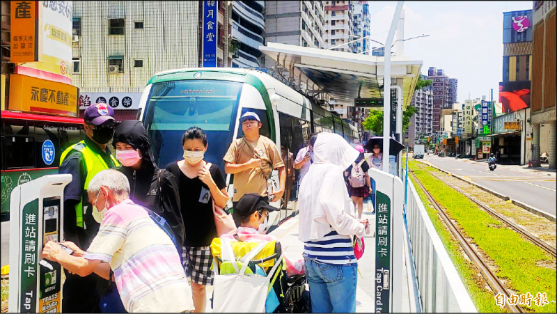 高雄輕軌速度調整計畫短期將以加密為主、長期則爭取經費增購列車。（記者王榮祥攝）