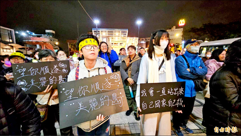 青鳥冬季照路行動在彰化車站前舉行，民眾用實際行動來表達心聲。（記者劉曉欣攝）