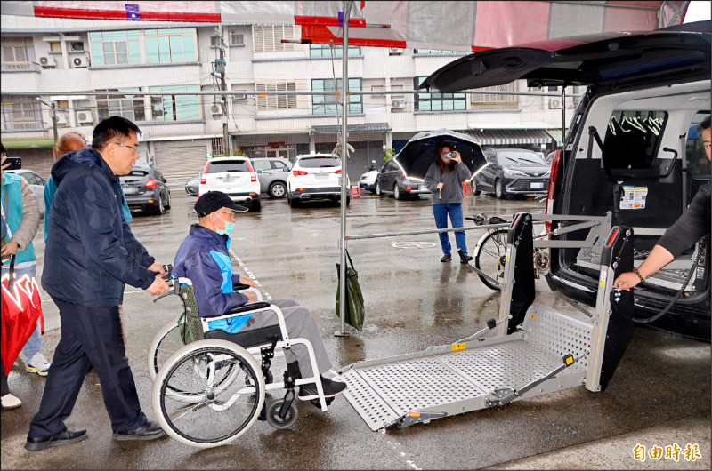 串聯西港、佳里、安南區的台南小黃公車「藍25」及「藍30」昨上線，9人座無障礙新車同步亮相。（記者王涵平攝）