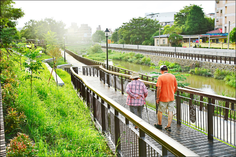 雲林溪堤岸步道增設扶手，避免高齡者跌倒。（雲林縣府提供）