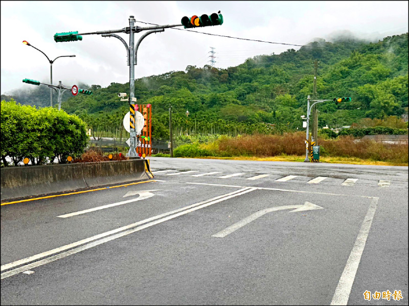 國道六號國姓交流道匯入台十四線中潭公路，內、外車道原為左、右轉專用道，經地方陳情外側車道將改為可左、右轉車道。（記者佟振國攝）