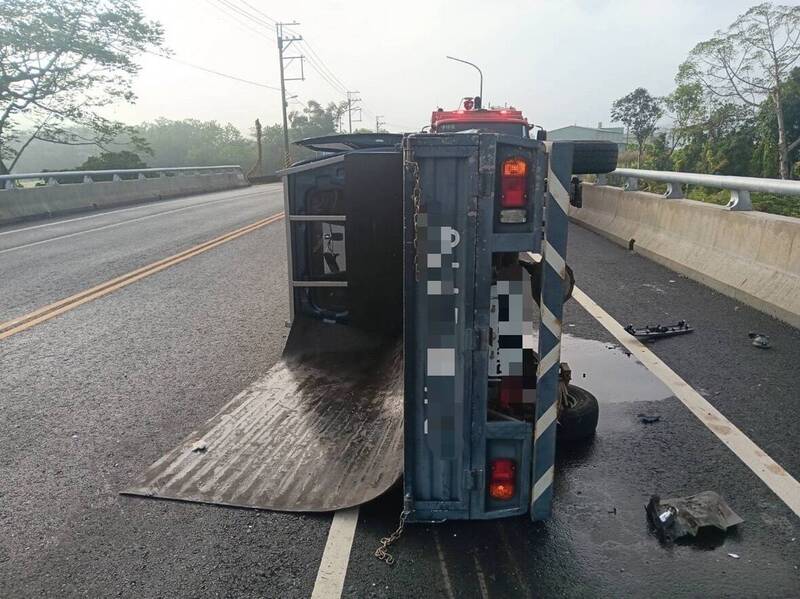 曹姓老翁今駕駛小貨車在赤蘭溪橋失控翻覆，頭部受傷送醫。（警方提供）