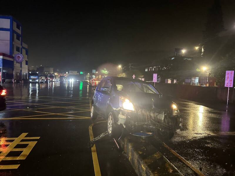 潘男一時恍神，導致駕駛的車輛騎上中央分隔島。（記者吳昇儒翻攝）