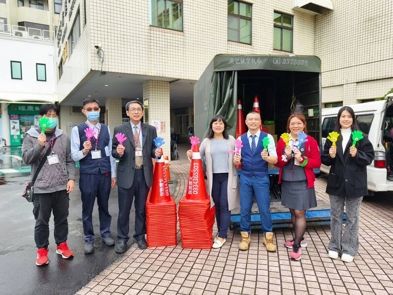 郭耀文夫妻（右三、右四）回饋捐交通三角錐給台南新樓醫院。（圖：郭耀文夫妻提供）