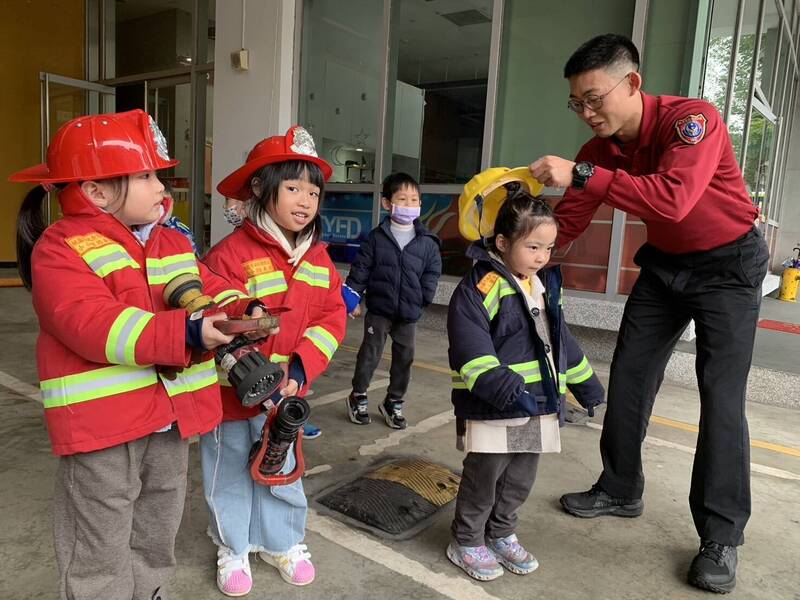 桃園市政府消防局龜山分隊邀欣興幼兒園小朋友們共同歡度耶誕節。（桃園市政府提供）