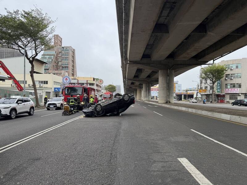 林女的轎車四輪朝天。（民眾提供）