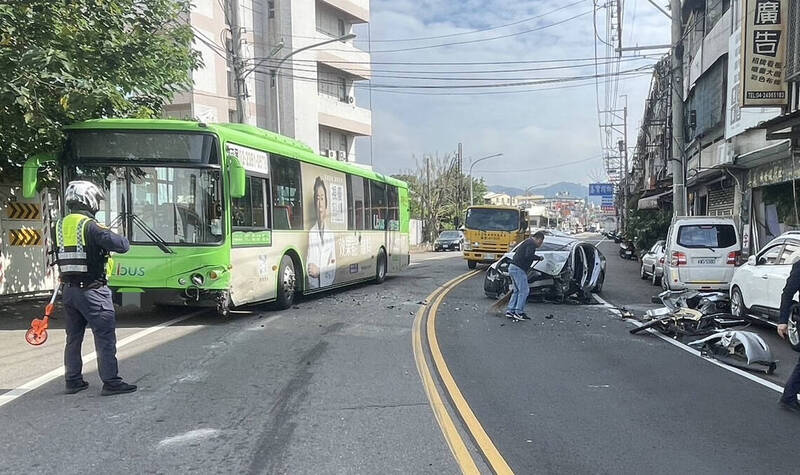 仁化路發生凌志轎車與對向ibus公車碰撞事故。（圖由讀者提供）