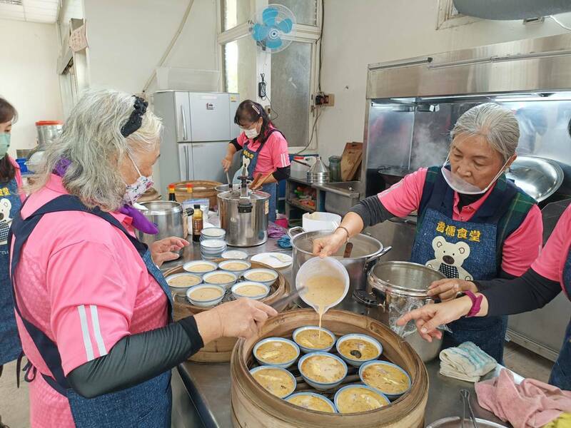 安平沙灘社區「耆儒園地」長者親自下廚，辦感恩餐會，感謝長志工及各界人員的幫忙和照顧。（圖由沙灘社區提供）