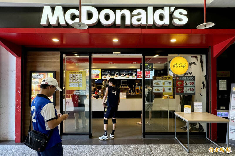 台北市某麥當勞主管疑性侵未成年打工妹，導致後者輕生離世，台北市勞動局25日表示，經查認定麥當勞處理違法，罰鍰一百萬元。（資料照）