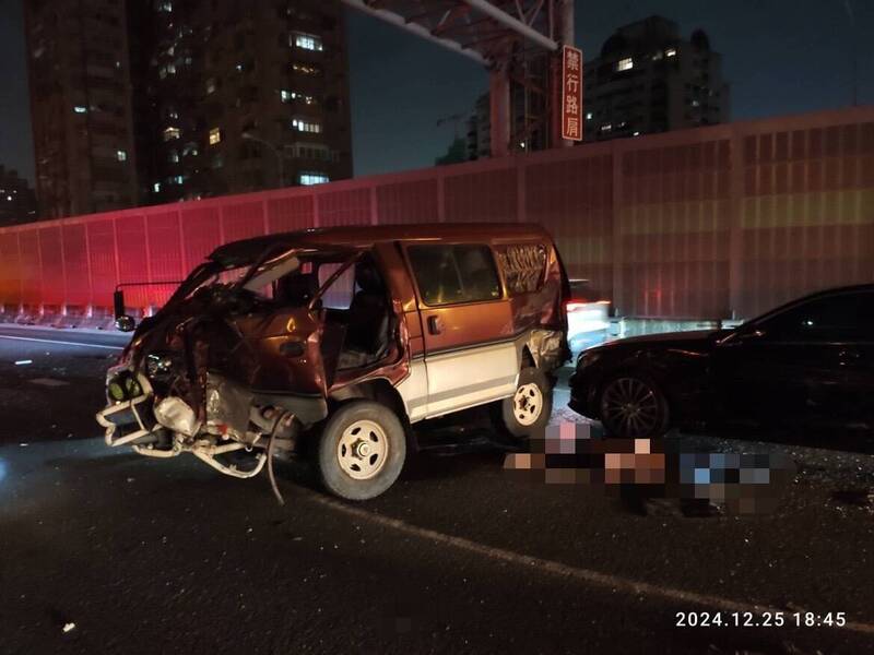 一輛自小客貨車疑變換車道不當，與高雄客運公車發生碰撞，造成1名60歲婦人不幸死亡。（民眾提供）