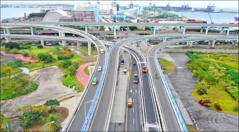 台六十四線銜接台六十一線往林口匝道通車；圖為此處系統匝道空拍畫面。（公路局提供）