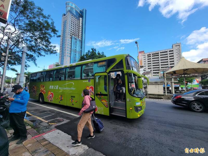 基隆市政府與大都會客運合作，開台北跨年晚會免費接駁車。（記者盧賢秀攝）