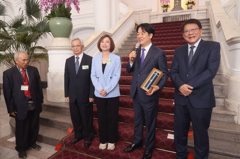 台中市信賴台灣之友會重要幹部受邀到總統府參訪，賴總統當面稱讚立委何欣純（左3）。（與會者提供）