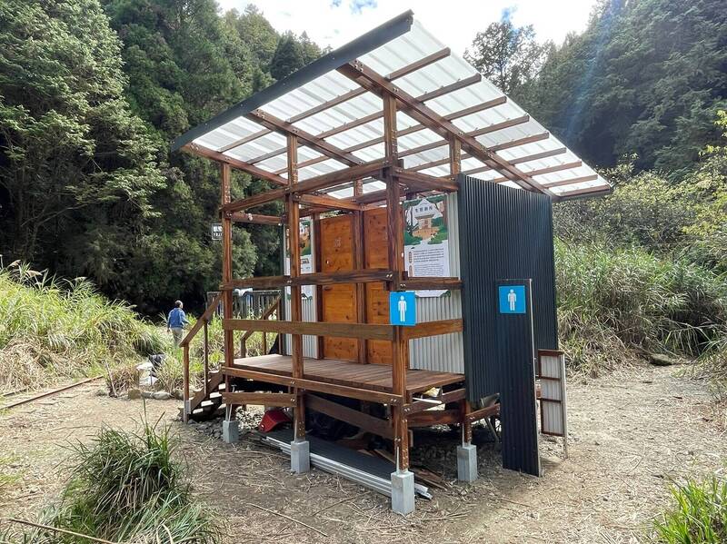 阿里山知名健行路線「眠月線」登山人數多，林業署嘉義分署在塔山站設置新生態廁所「方便屋」。（林業署嘉義分署提供）