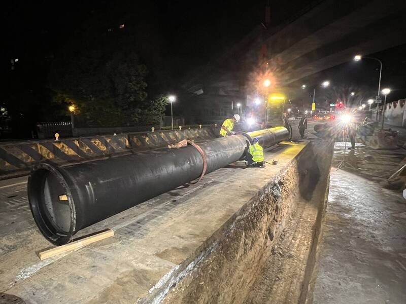 新北市捷運工程局正進行捷運汐止東湖線要徑工程，其中汐止區大同路自來水管線遷移作業12月20日已完成。（圖由新北市捷運局提供）