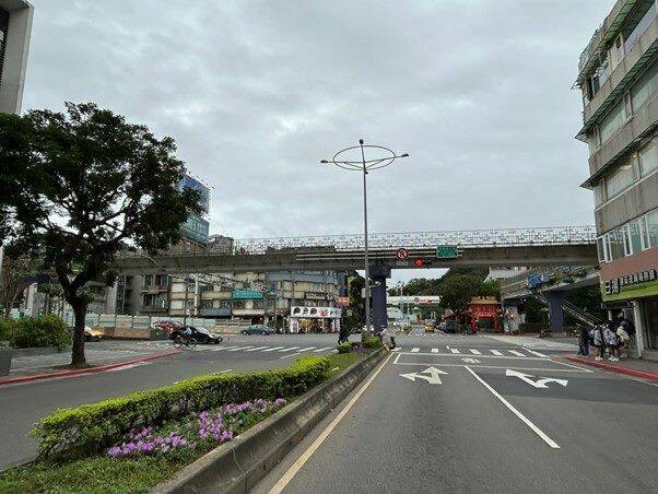 台北市大同區承德路3段與敦煌路路口的承德敦煌人行天橋，27日及2025年1月3日，將進行天橋大樑、墩柱拆除作業，屆時承德路3段及敦煌路部分路段將進行交通管制。（台北市工務局新建工程處提供）