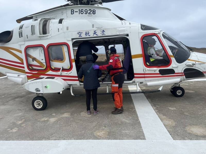 澎湖駐地醫療直升機凌天航空，首次前往3級離島東吉執行後送任務。（凌天航空提供）