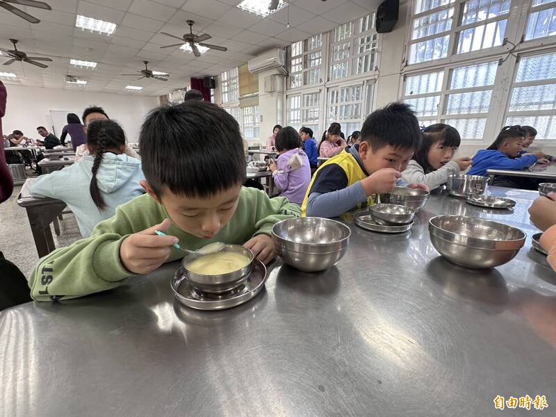 南光國小學童喝著阿華師親手烹煮的玉米濃湯，不少人大讚「這是神仙煮的吧！」。（記者李文德攝）