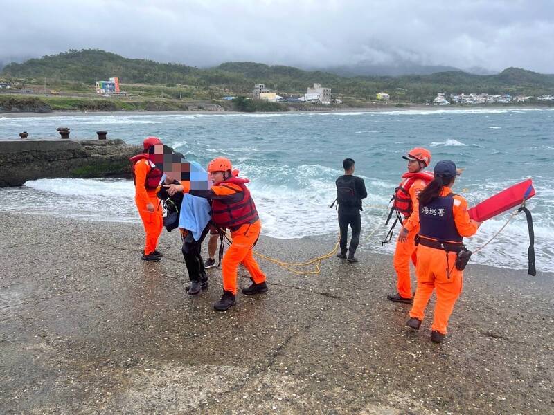 一名釣客在台東縣長濱鄉烏石鼻漁港落海，海巡人員救起。（記者黃明堂翻攝）