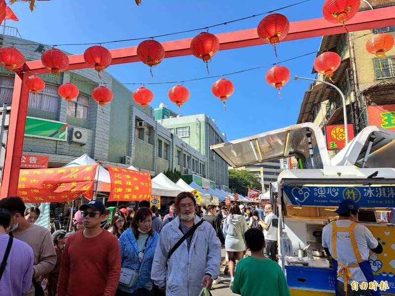 新竹市府籌辦蛇年年貨大街市集又要封路，舊城周邊商家抱怨生意難做，市議員曾資程也說：有溝沒有通，算是溝通嗎？圖為今年龍年年貨大街情形。（資料照）