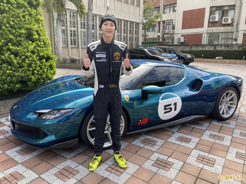 年僅18歲的國際賽車新星黃軍智，站在超酷的Ferrari 296油電超跑前擺POSE。（記者張聰秋攝）