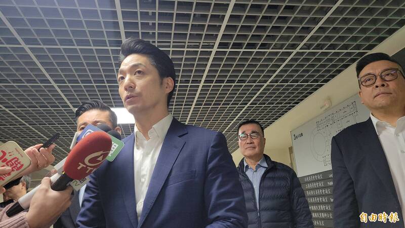 台北市長蔣萬安下午有些動氣表示，「請卓院長把牛奶還給孩子」。（記者何玉華攝）