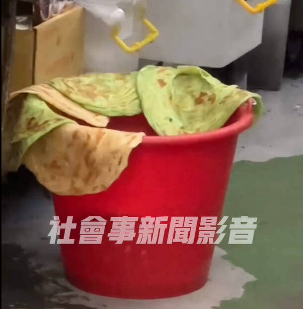 民眾清晨至高雄路竹區一家早餐店，驚見員工將剛做好的蔥抓餅直接批掛在水桶上。（擷取自社會事新聞影音）