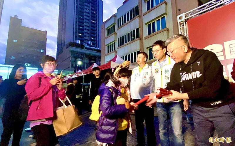 中華職棒大聯盟會長蔡其昌（右）在水安宮廣場首發「臺灣尚勇」春聯。（記者黃旭磊攝）