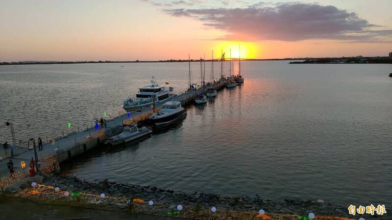 大鵬灣夕照。（記者陳彥廷攝）