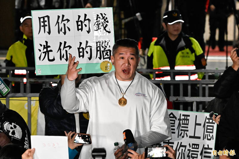 館長陳之漢晚間到場聲援柯文哲，慷慨激昂發表演說。（記者陳志曲攝）