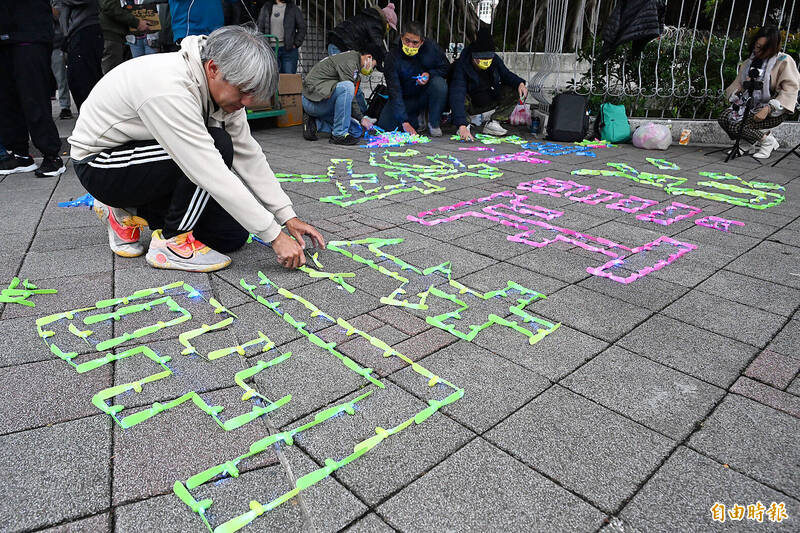 
A man arranges toy propellers to display the phrase: “Without evidence, release him,” referring to Taiwan People’s Party Chairman Ko Wen-je, in front of the Taipei District Court in Zhongzheng District yesterday.
Photo: Liao Chen-huei, Taipei Times