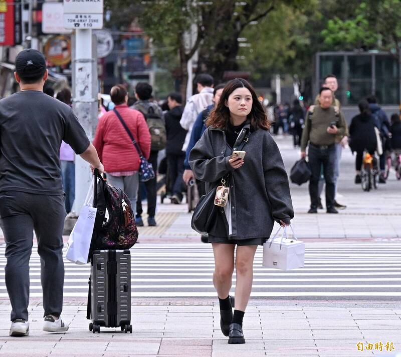 今桃園以北及東半部地區有局部短暫雨，北部地區、中南部山區則有零星短暫雨。（資料照）