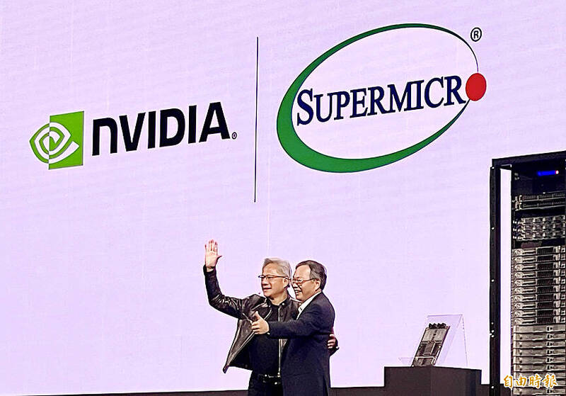 Nvidia Corp cofounder and chief executive officer Jensen Huang, left, and Supermicro founder and chief executive officer Charles Liang wave at an event in Taipei on June 5.
Photo: Fang Wei-chieh, Taipei Times