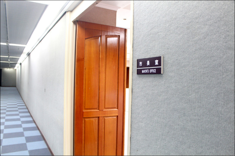 市長室收陳盈助300萬 柯忙踩飛輪回：嗯嗯