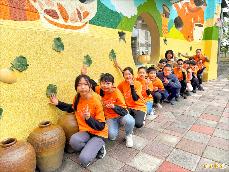 宜蘭壯圍國小學生開心在自己創作的陶藝牆前合影。（記者王峻祺攝）