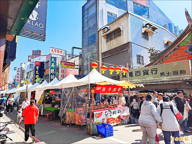 新竹市府籌辦蛇年年貨大街市集又要封路，舊城周邊商家抱怨生意難做。圖為今年龍年年貨大街情形。（資料照，記者洪美秀攝）