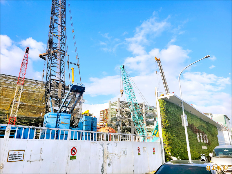 台北市議會工務委員會昨做出綜合決議，要求市府立即撤銷京華城都市計畫，回歸原都市計畫。（記者何玉華攝）