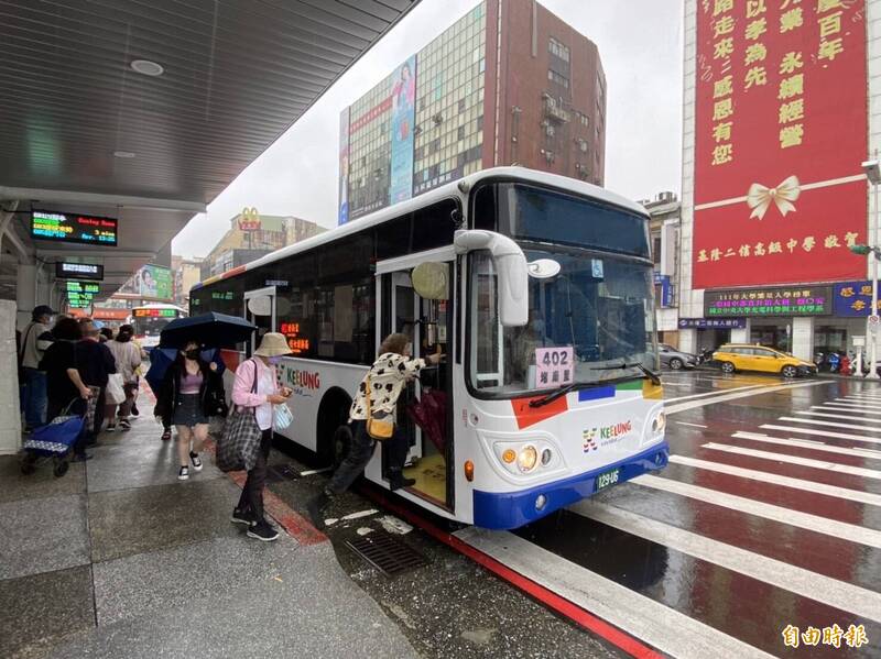 基隆市公車跨年煙火秀及台北跨年活力，1月1日凌晨加開多線加班車。（記者盧賢秀攝）