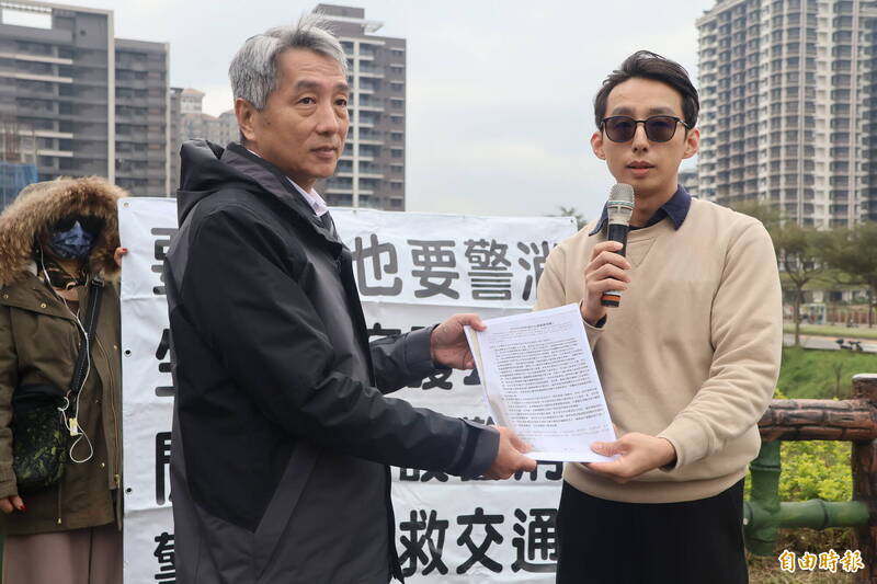 淡水公七公園自救會代表（右）遞交連署陳情書給新北市警察局代表。（記者董冠怡攝）