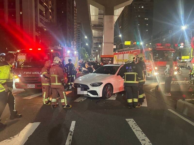 消防人員抵車禍現場，緊急將湯姓女大生送醫。（記者徐聖倫翻攝）