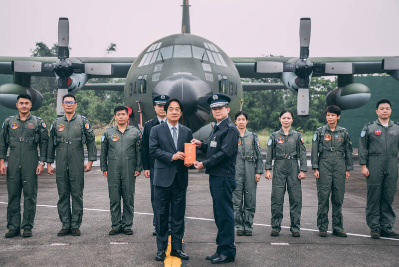 總統賴清德今天下午前往屏東，勗勉空軍第六聯隊第十空運大隊。（總統府提供）