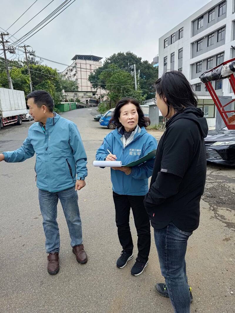 桃園市議員周玉琴說，楊梅泰圳路路幅較寬，很久以前就設置路燈，不過現在亮度已經不足、且燈距較大，有必要增設路燈。（桃園市議員周玉琴提供）