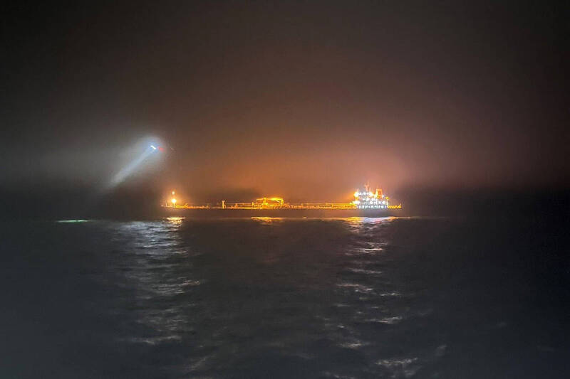 被懷疑破壞海底電纜的Eagle S號油輪在芬蘭波卡拉外海。（法新社）