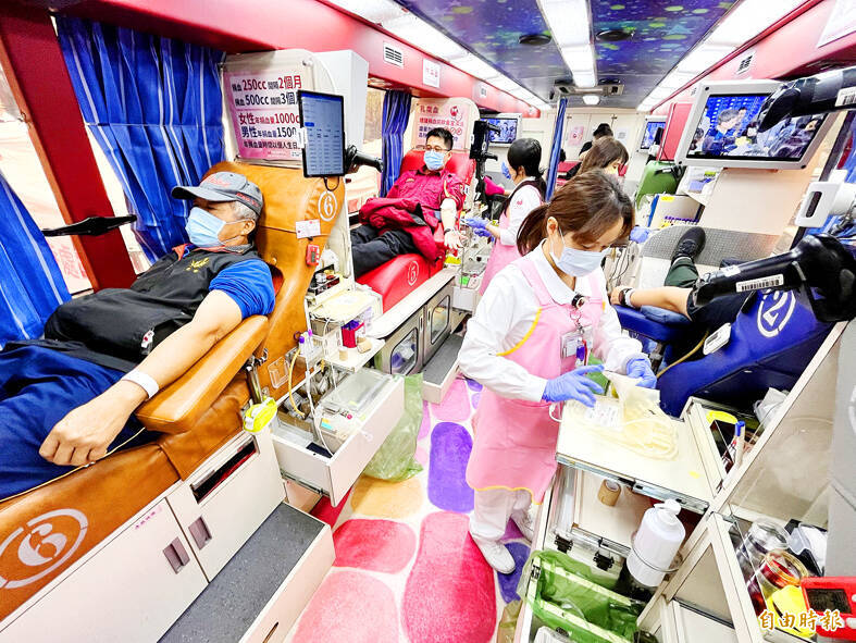 People donate blood in Hsinchu County on March 13.
Photo: Liao Hsueh-ju, Taipei Times