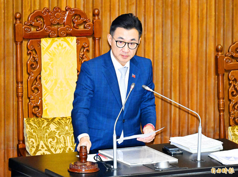 Deputy Legislative Speaker Johnny Chiang bangs the gavel as the Legislative Yuan passed a bill on whistle-blower protection in Taipei yesterday.
Photo: Liao Chen-huei, Taipei Times